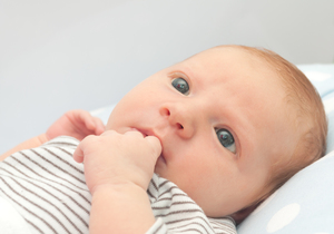 Neugeborenes Baby reagiert bereits auf Mimik und Laute - Kindersprache