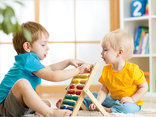 Kinder spielen miteinander - Sprachentwicklungsstörungen erkennen