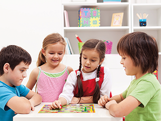 Kinder spielen miteinander - Sprecher treffen