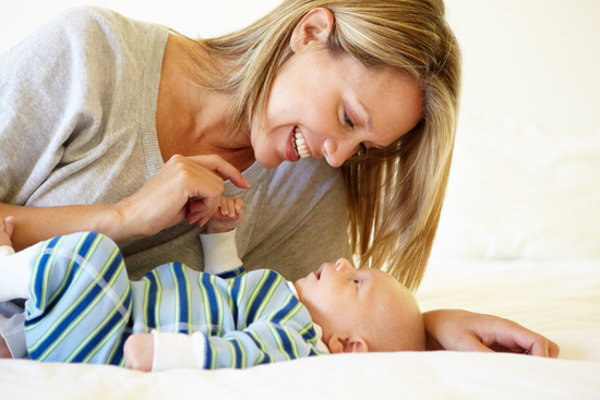 Neugeborenes Baby reagiert bereits auf Mimik und Laute - Kindersprache